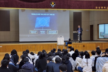 Посланик Петко Драганов изнесе лекция пред ученици от средно училище „Ханганг” в гр. Сеул, Р. Корея.